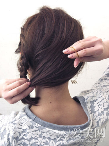 慵懶感小辮子盤發(fā) 簡(jiǎn)單隨意顯俏皮