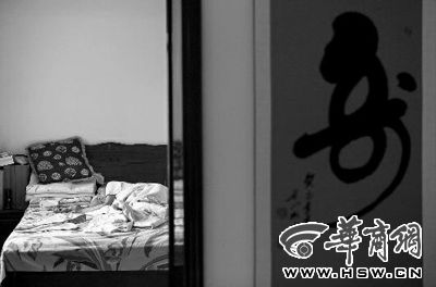 昨日，徐萬發(fā)躺在自家床上，鼻子插著氧氣管 記者張杰攝