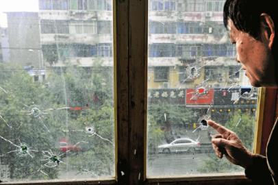 10月17日，朱先生家窗戶被擊穿。