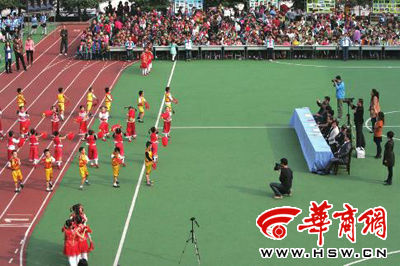 昨日，部分學生演員身著短袖短褲在表演節(jié)目 本報記者張欣攝