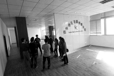 曾經(jīng)看似正規(guī)且豪華的公司，如今空空如也，只剩進(jìn)門處的公司名稱還赫然在目