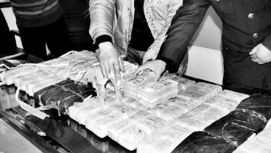 警方收繳的毒品和毒資。警方供圖