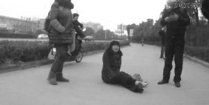 鄭大姐坐在地上，警方趕到進(jìn)行施救。（視頻截圖由警方提供）