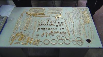 警方追回的被搶金首飾，有172件，2200多克。其余的都被嫌疑人變賣，用來購買手機(jī)的汽車。