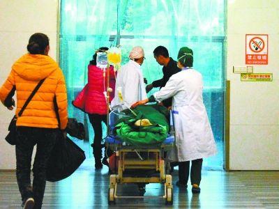 受傷女孩做完手術(shù)被送往重癥監(jiān)護(hù)室。記者楊濤 攝