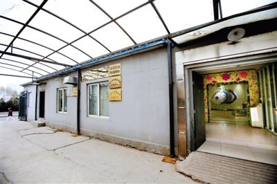 2月25日，北京石景山醫(yī)院，太平間旁的一間辦公室外掛有“八寶山殯儀館石景山醫(yī)院服務站”的牌子。本版攝影/新京報記者 王叔坤