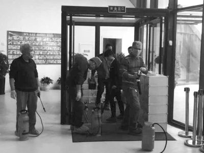 相關(guān)人員正在對園區(qū)消毒。讀者供圖