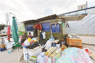 夫妻倆住“中巴房車(chē)”仨月 夫妻倆住“中巴房車(chē)”仨月