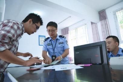 四川一鎮(zhèn)派出所僅兩人駐守 一天工作16小時(圖) 四川一鎮(zhèn)派出所僅兩人駐守 一天工作16小時(圖)