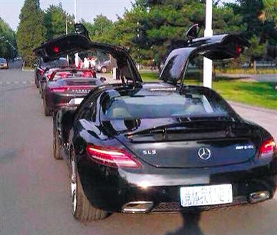 近日，一組“北體大畢業(yè)典禮豪車(chē)云集堪比車(chē)展”組圖在網(wǎng)絡(luò)爆紅。網(wǎng)絡(luò)截圖