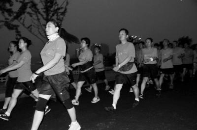 江蘇上萬(wàn)名大媽上演集體暴走 官方稱不擾民 江蘇上萬(wàn)名大媽上演集體暴走 官方稱不擾民