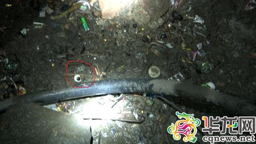 老人求助稱“眼睛掉進下水道” 原是遺失義眼 老人求助稱“眼睛掉進下水道” 原是遺失義眼