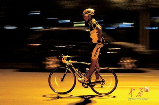 鄭州商務(wù)內(nèi)環(huán)成飆車場(chǎng) 蘭博基尼等豪車頻現(xiàn)(圖) 鄭州商務(wù)內(nèi)環(huán)成飆車場(chǎng) 蘭博基尼等豪車頻現(xiàn)(圖)