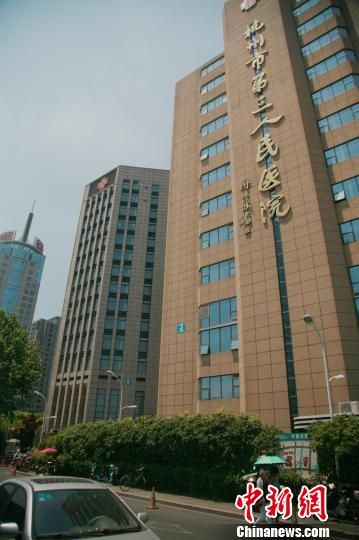 事發(fā)的醫(yī)院門(mén)口。 李晨韻 攝