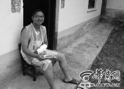 昨日受傷在家的段恒說(shuō),等大學(xué)畢業(yè)了,要替父母供妹妹上學(xué) 華商報(bào)記者 曾春 攝 昨日受傷在家的段恒說(shuō),等大學(xué)畢業(yè)了,要替父母供妹妹上學(xué) 華商報(bào)記者 曾春 攝