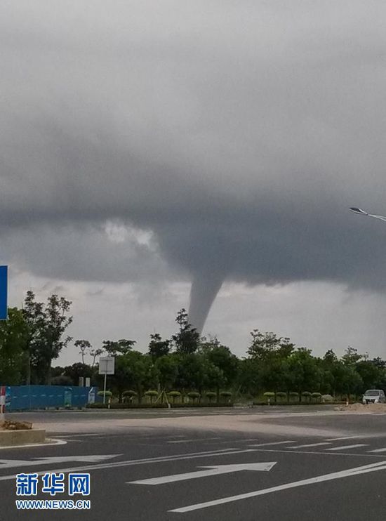 珠海機場附近海域現(xiàn)“龍吸水”奇觀(圖) 珠海機場附近海域現(xiàn)“龍吸水”奇觀(圖)