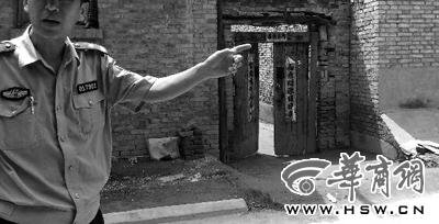 昨日，西安市閻良區(qū)譚家村，警方在孫某家調(diào)查 記者 黃利健 攝