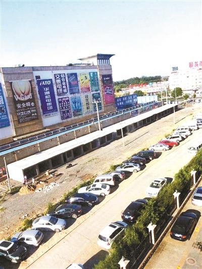 北京一商場旁3天蓋43間平房 城管稱正調查 北京一商場旁3天蓋43間平房 城管稱正調查