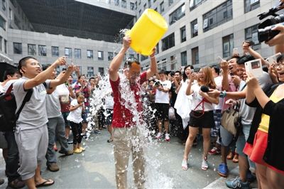 昨日，奇虎360董事長(zhǎng)周鴻祎公開(kāi)展現(xiàn)參加“冰桶”挑戰(zhàn)的“濕身”過(guò)程。新京報(bào)記者 侯少卿 攝