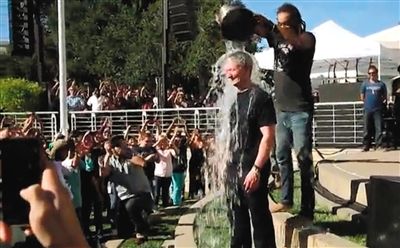 蘋果CEO蒂姆·庫(kù)克在自己公司的內(nèi)部活動(dòng)上，讓自己來(lái)了個(gè)透心涼。邀請(qǐng)庫(kù)克參加游戲的是他的下屬、蘋果高級(jí)副總裁菲爾·席勒。