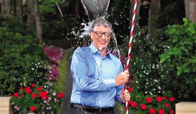 從蓋茨挑戰(zhàn)“冰桶”的視頻中可以發(fā)現(xiàn)微軟最新平板電腦Surface Pro 3的身影，網(wǎng)友稱蓋茨在做公益時(shí)還不忘給自家產(chǎn)品做代言。