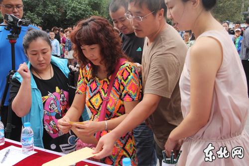 哈爾濱中小學(xué)抽簽定老師 攝像機(jī)跟拍家長(zhǎng)手抖 哈爾濱中小學(xué)抽簽定老師 攝像機(jī)跟拍家長(zhǎng)手抖