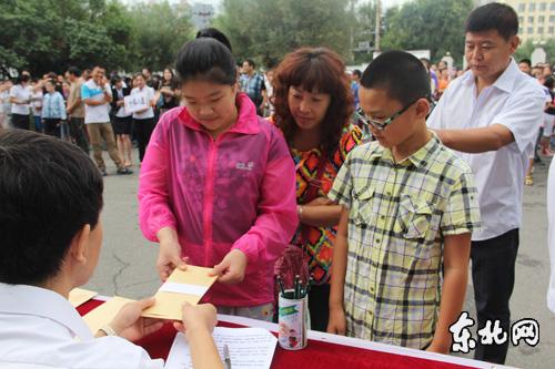 哈爾濱中小學(xué)抽簽定老師 攝像機(jī)跟拍家長(zhǎng)手抖 哈爾濱中小學(xué)抽簽定老師 攝像機(jī)跟拍家長(zhǎng)手抖