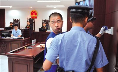 宣判后，馬凱被帶出法庭時，沖著旁聽席上的姐姐喊道：“照顧好媽”。