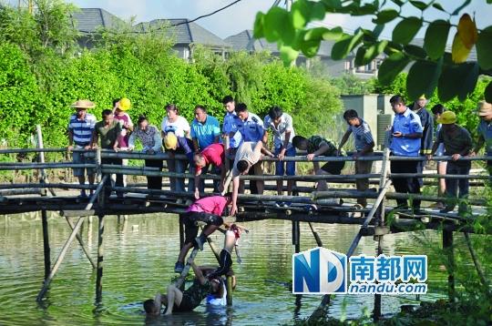 救援人員合力打撈起落水女孩，后經(jīng)醫(yī)護(hù)人員確認(rèn)已經(jīng)死亡。受訪者供圖