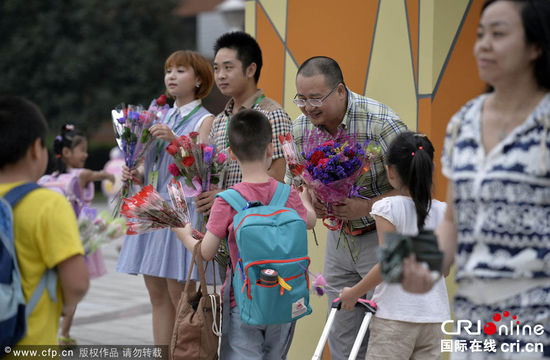 重慶一校長堅持六年校門口迎送學生彎腰問聲好(組圖) 重慶一校長堅持六年校門口迎送學生彎腰問聲好(組圖)