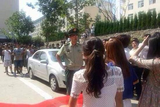 青島黃海學(xué)院，數(shù)千學(xué)生在校內(nèi)游行抗議