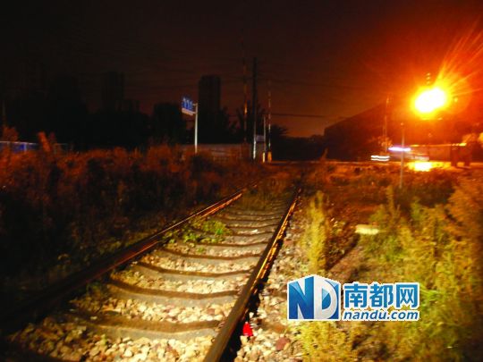 武漢一老人穿越鐵軌被卷入火車(chē)下