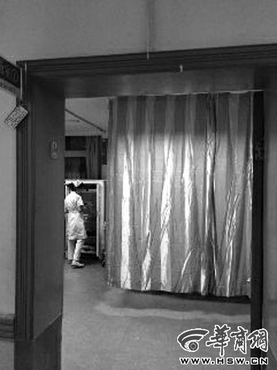 昨晚9時(shí)許，急診室簾后，6歲的小女孩靜靜地躺著 記者 卿榮波 攝