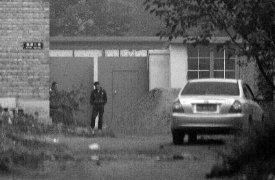 回訪今天上午，小李被困的院子大門緊閉，有人在門口望風