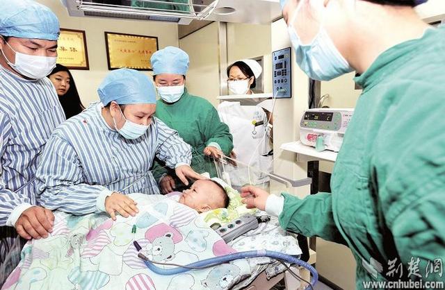 圖為：成功進(jìn)行心臟移植手術(shù)后，小患者平安度過術(shù)后危險期，14日轉(zhuǎn)入普通隔離病房 （攝影 魏錸）