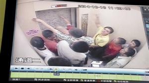 被困人員輪流砸墻進(jìn)行自救。