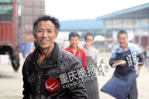 唐再海因?yàn)槠つw黝黑，工友們都打趣地稱(chēng)呼他為“非洲人”。