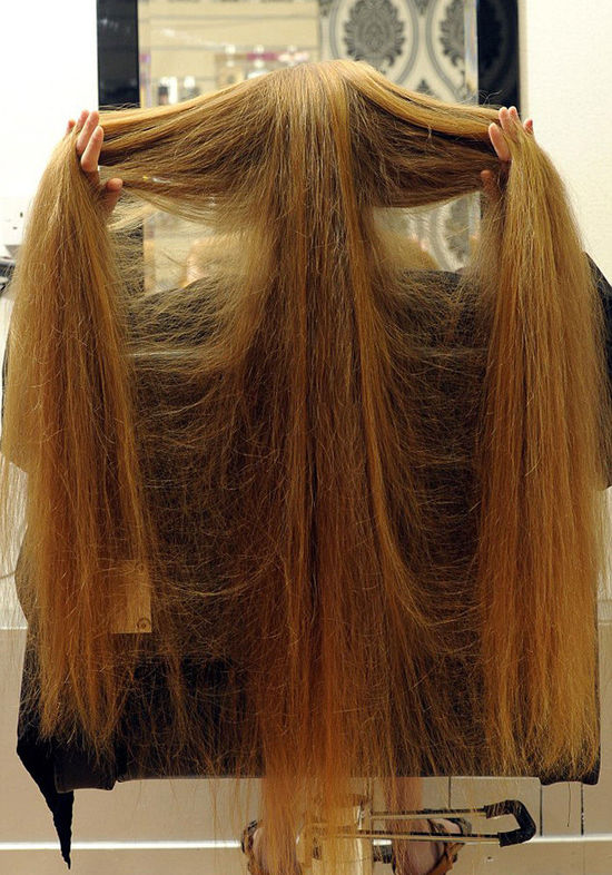 英國(guó)少女長(zhǎng)發(fā)及膝 洗頭需1小時(shí)(組圖)