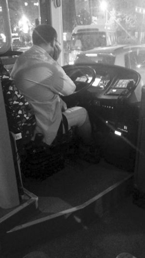 網(wǎng)曝蘇州400路公交司機開車看電影 官方調(diào)查 網(wǎng)曝蘇州400路公交司機開車看電影 官方調(diào)查
