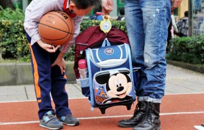 10月28日，記者對成都市某小學(xué)學(xué)生的書包進行稱重，該學(xué)生書包的重量為7.8公斤。