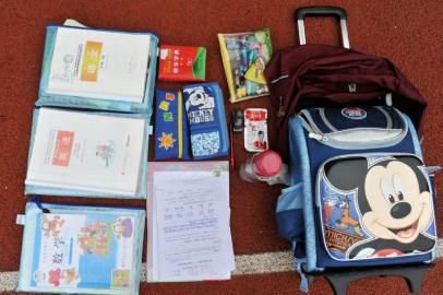 重7.8公斤的書包內(nèi)所裝物品。