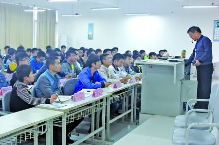 該校道路橋梁工程技術(shù)的2013級(jí)1班和2班同學(xué)正在上課 該校道路橋梁工程技術(shù)的2013級(jí)1班和2班同學(xué)正在上課