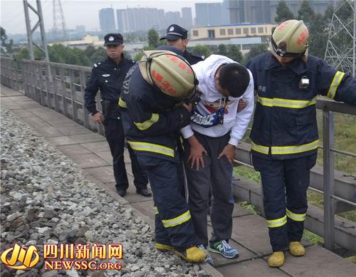 18歲少年走鐵軌被過路火車嚇癱 無(wú)法行走被架走