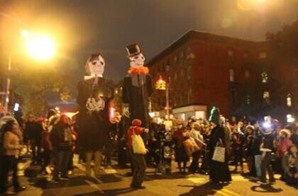 年底將近，派對集中，如何讓子女免受不良人士的侵犯，家長需要警惕并提醒子女注意。（美國《世界日報》/黃伊奕 攝）