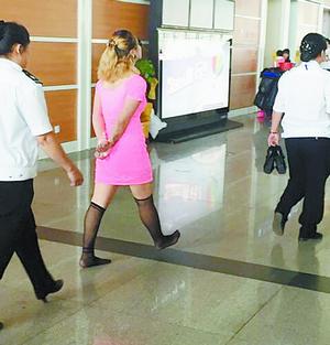 女子大鬧車站被用膠帶制服 自稱銀河系大姐大 女子大鬧車站被用膠帶制服 自稱銀河系大姐大