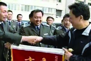 當年火災(zāi)中獲救者的家屬給城管中隊送來錦旗 視頻截圖 當年火災(zāi)中獲救者的家屬給城管中隊送來錦旗 視頻截圖