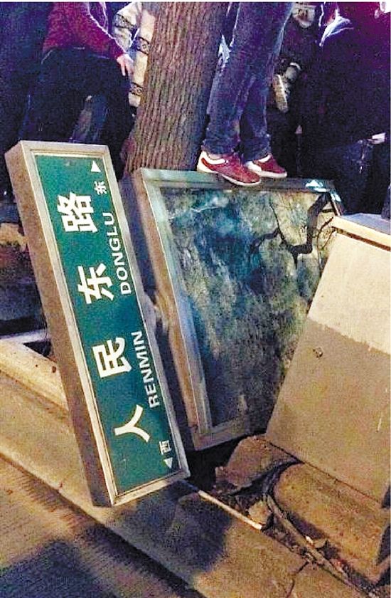 路牌都踩翻，還有人上了樹，城管不出手，也確實(shí)不大合適。