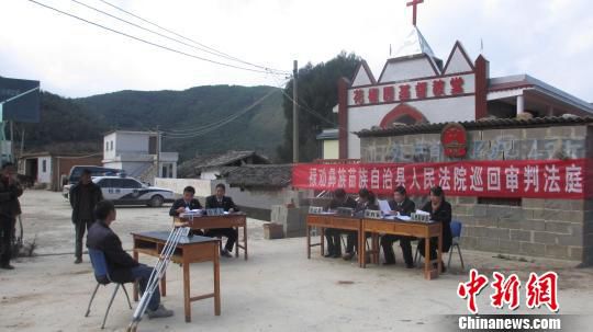 昆明男子葬母歸來(lái)駕車致四人死亡一審獲刑4年(圖) 昆明男子葬母歸來(lái)駕車致四人死亡一審獲刑4年(圖)