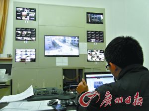 監(jiān)控室就可以看到男生宿舍樓的情況。