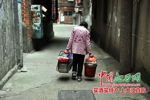 南昌一奶奶擺攤20年未漲價(jià) 日賺30元稱很滿足 南昌一奶奶擺攤20年未漲價(jià) 日賺30元稱很滿足